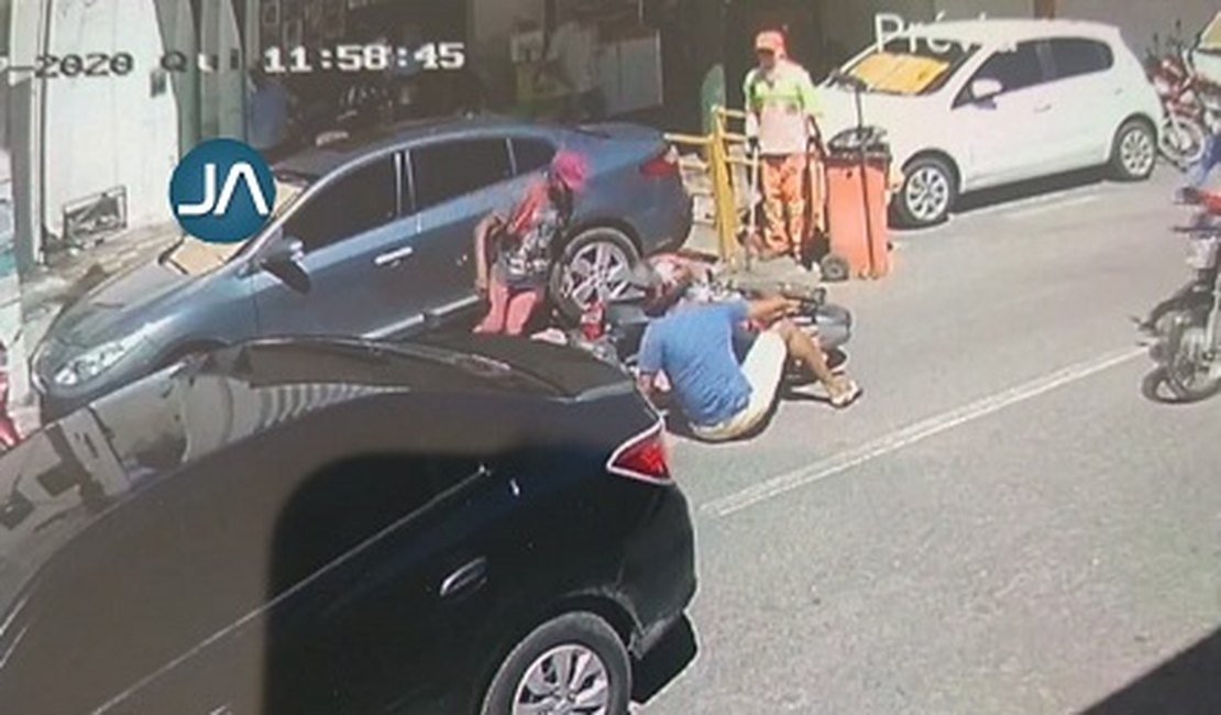 VÍDEO. Motociclista é atingido por carro e cai em via pública, no Centro de Arapiraca