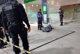 Câmera de segurança registra duplo homicídio em pátio de posto, em Arapiraca