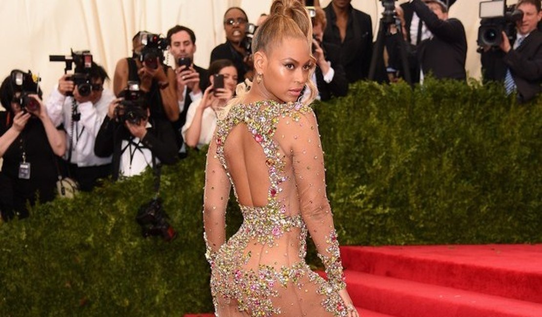 Beyoncé usa look completamente transparente no baile de gala do MET