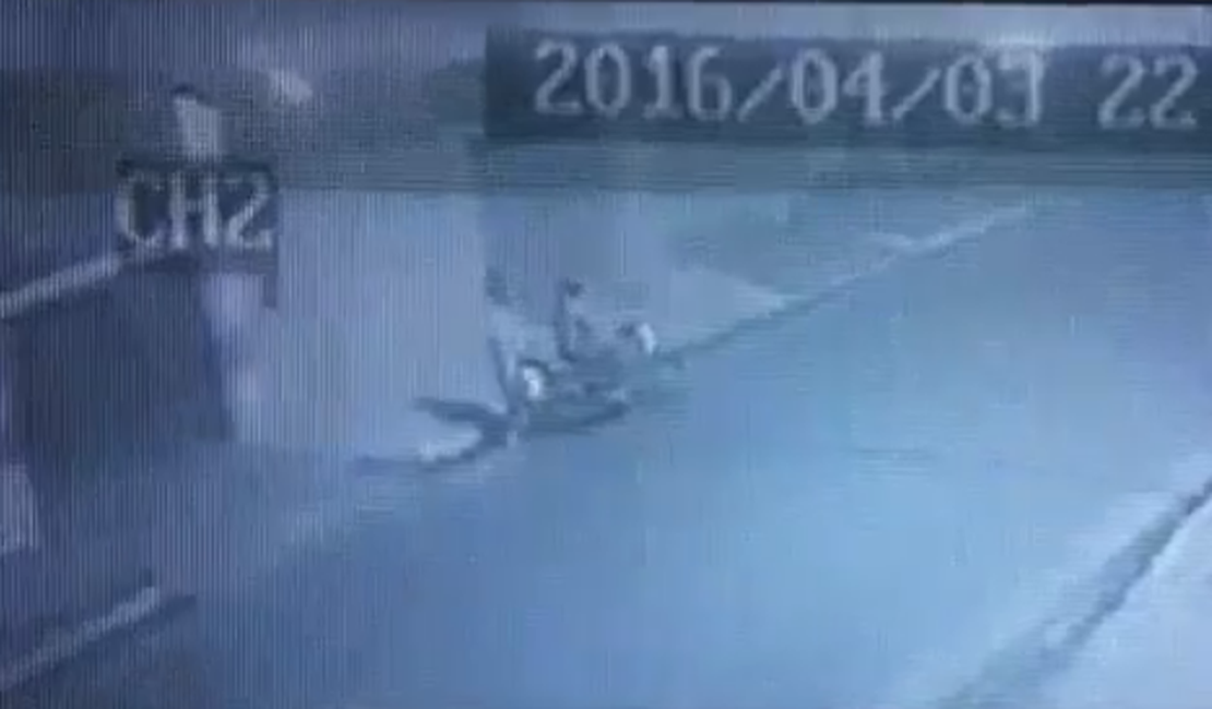 Vídeo mostra momento em que criminosos furtam moto em rua movimentada de Arapiraca