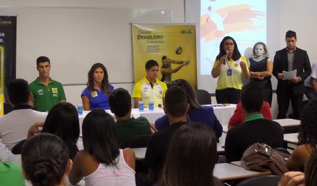 Atletas do Vôlei de Praia compartilham experiências com alunos em Maceió