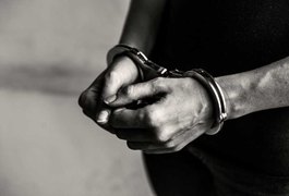Homem sequestra e mantém babá em cárcere privado em Maceió; mulher sofreu tentativa de estupro