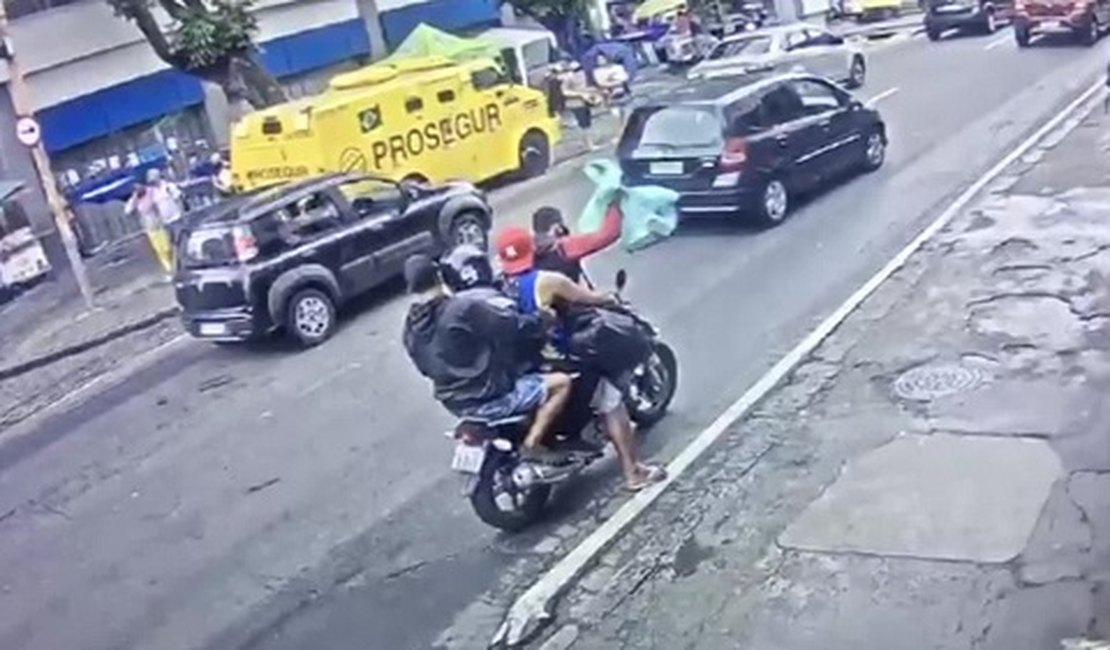 Quatro assaltantes fogem em uma única moto após roubo de 60 aparelhos celulares