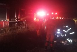 Mulher é retirada das ferragens de carro após capotamento em Coqueiro Seco