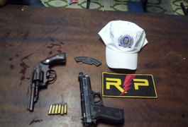 PM prende dupla armada com revólver e simulacro de pistola em coletivo de Arapiraca