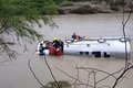 Caminhão com 3 mil litros de leite cai em rio, e motorista submerso respira por tubo improvisado durante resgate em SC