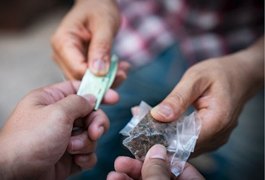 Para não ser preso com 32Kg de maconha, homem afirma que transportava encomenda, em Maceió