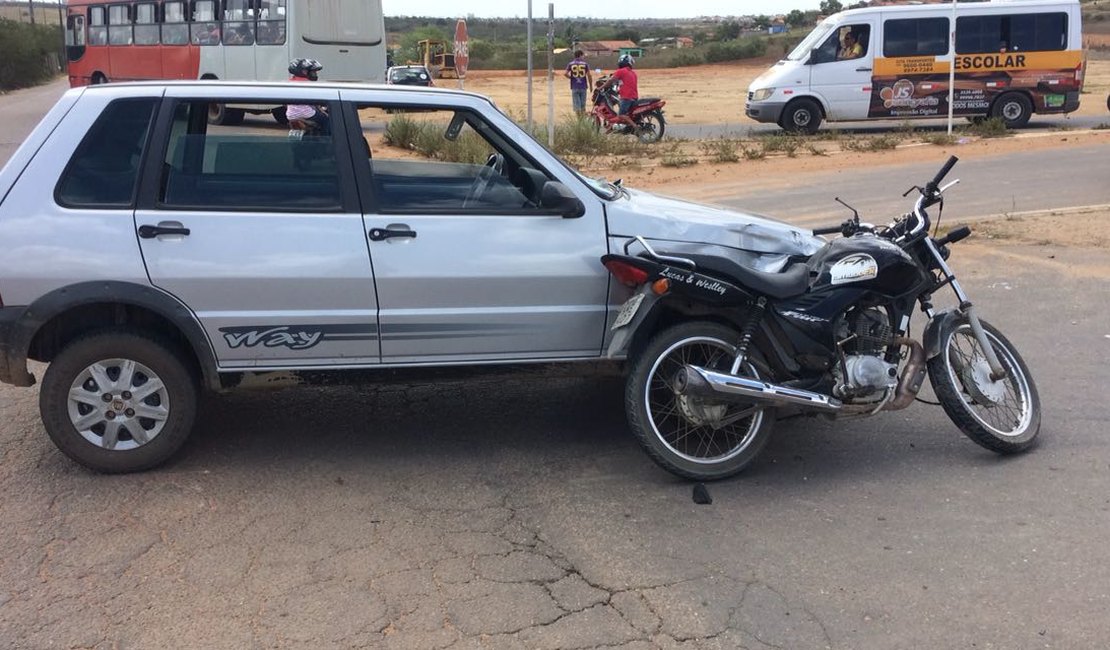 Colisão envolvendo carro e moto é registrada no trevo do Olho d'Água dos Cazuzinhas