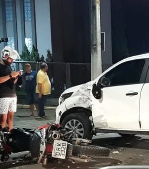 Vídeo: Motociclista fica desacordado após colisão com carro na Baixa Grande, Arapiraca