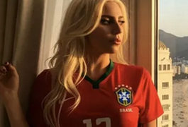É fake que Lady Gaga usou camisa vermelha da seleção brasileira com o número 13