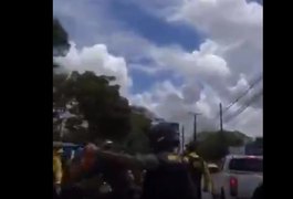 Protesto termina em confusão e uso de spray de pimenta na frente do DMTT em Maceió