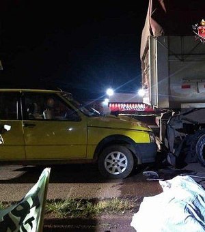 Homem morre prensado em carreta após ser atropelado enquanto trocava pneu