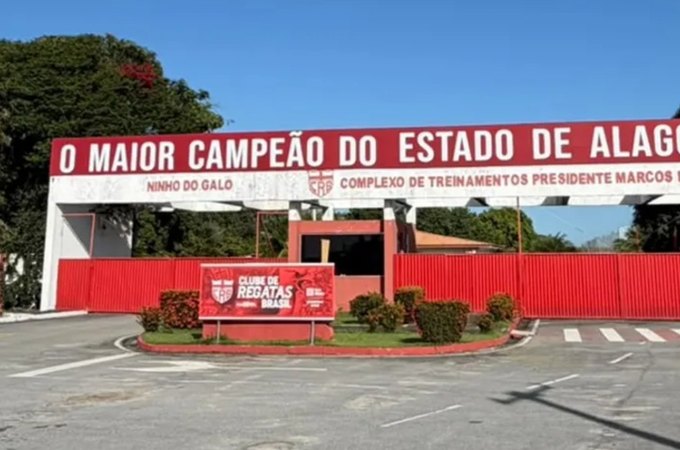 CRB instala fachada em CT após unificação de títulos estaduais: 'O maior campeão do Estado de Alagoas'