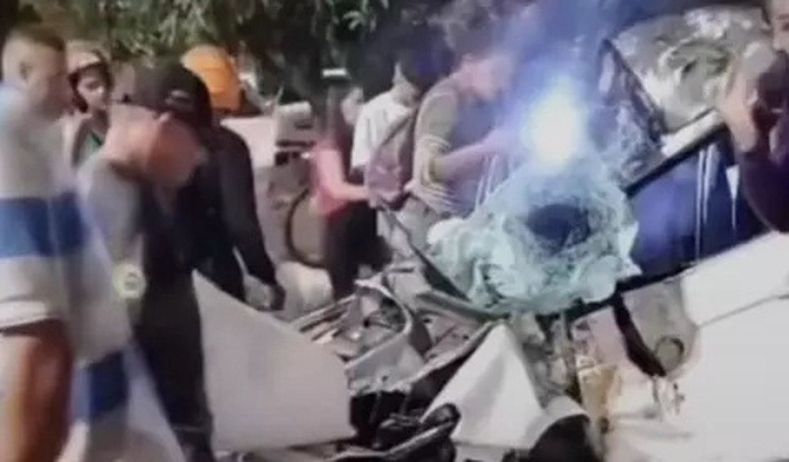 Duas pessoas ficam presas às ferragens após carro bater em árvore, em Maceió; assista