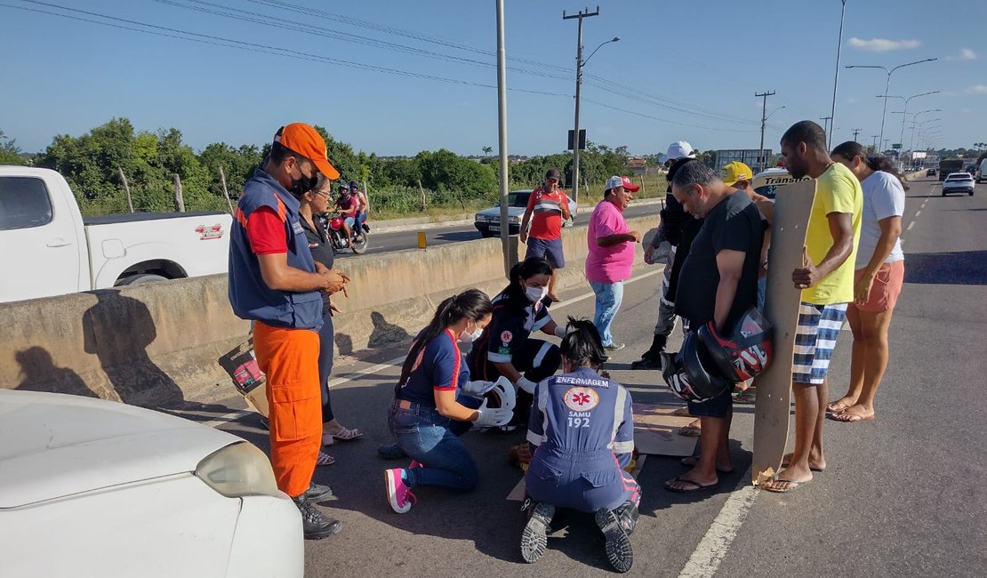 Colisão entre carro e moto deixa homem ferido na AL-110 em Arapiraca