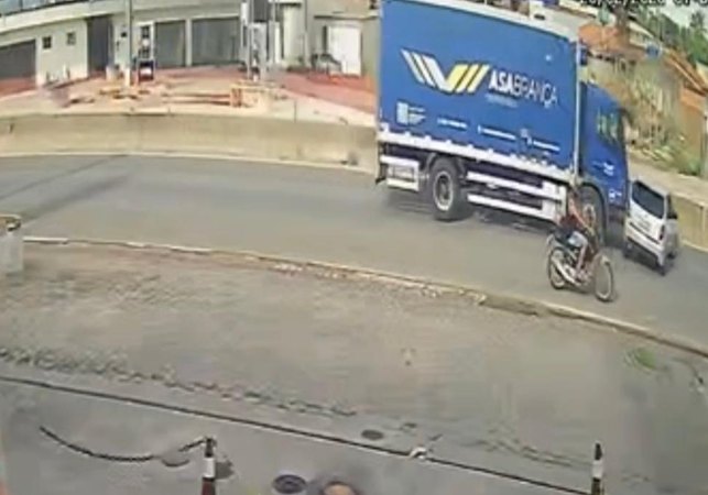 Câmera de segurança flagra colisão entre carro e caminhão que resultou em capotamento, em Arapiraca; assista