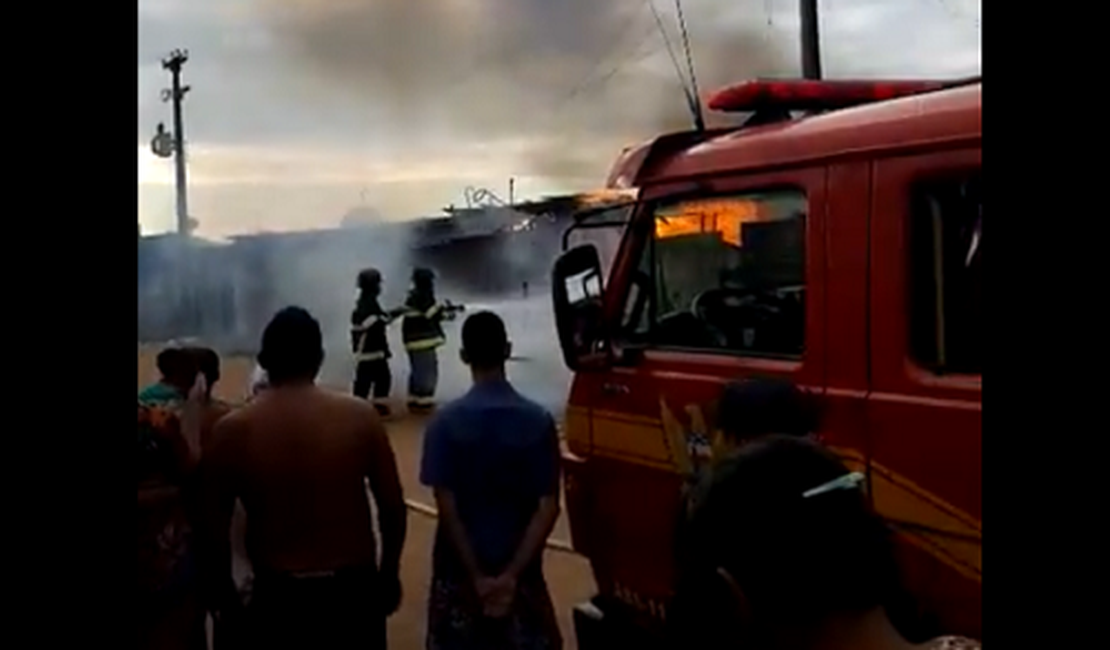 VÍDEO. Incêndio em barraco assusta moradores do bairro João Paulo II, em Arapiraca