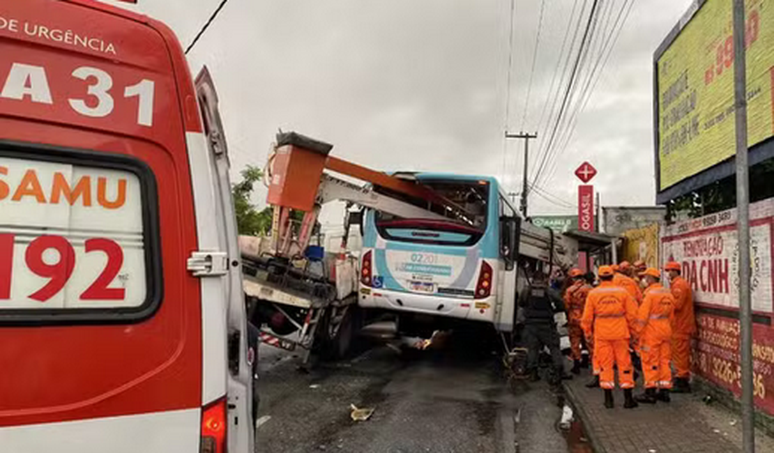 Dois passageiros de ônibus morrem atingidos por caminhão guincho em Fortaleza