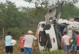 Caminhão carregado com manga tomba às margens da BR-101, em Porto Real do Colégio