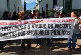 Protesto tem confusão entre servidores e PM em frente à Câmara Municipal de Maceió