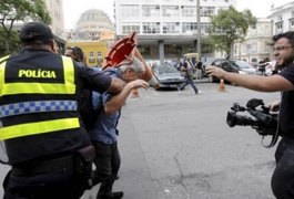 VÍDEO. Repórter Caco Barcellos é perseguido e agredido por manifestantes durante protesto no RJ