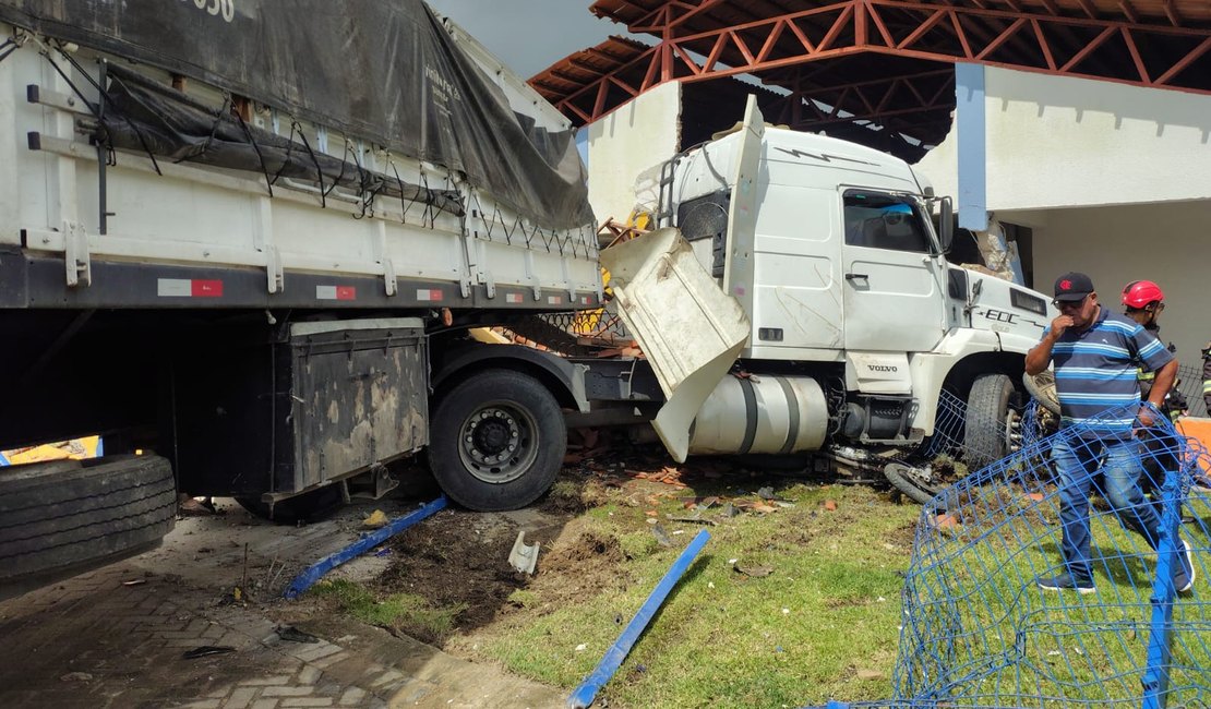 Vídeo mostra momento em que condutor de carreta perde o controle do veículo e invade escola no Agreste