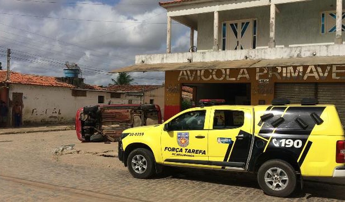 Condutor perde controle da direção e capota veículo no bairro Primavera, em Arapiraca