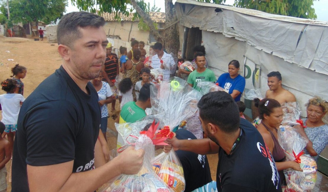 Comunidade carente recebe alimentos arrecadados durante aulão preparatório para concurso da PM