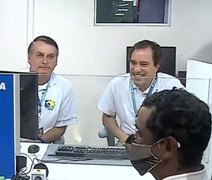 Bolsonaro vira atendente da Caixa em agência-barco na Ilha de Marajó