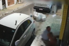 Homem agride mulher com socos e a estupra em porta de casa, em Maceió; vídeo flagrou crimes