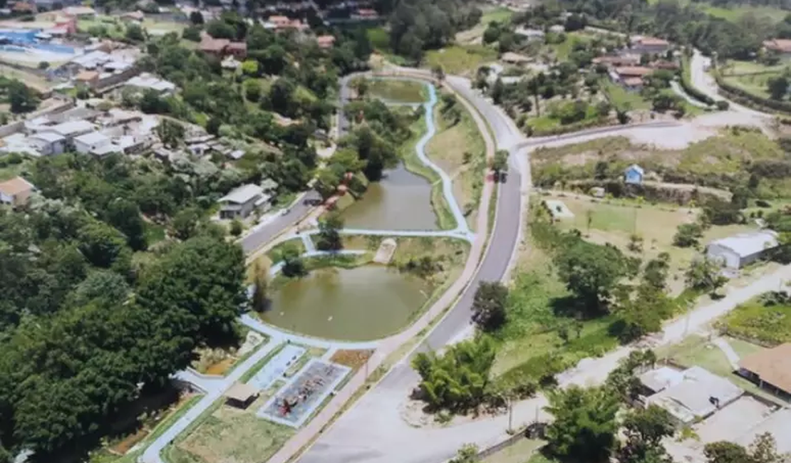 Criança de 11 anos pega arma do pai e atira acidentalmente em menino de 9 no interior de SP