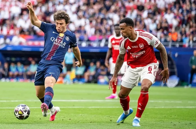 Magalhães perde pênalti decisivo, PSG bate Arsenal e fatura bi da Champions