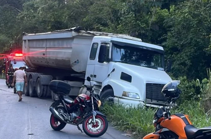 Batida entre carro e caminhão caçamba deixa dois mortos em Rio Largo