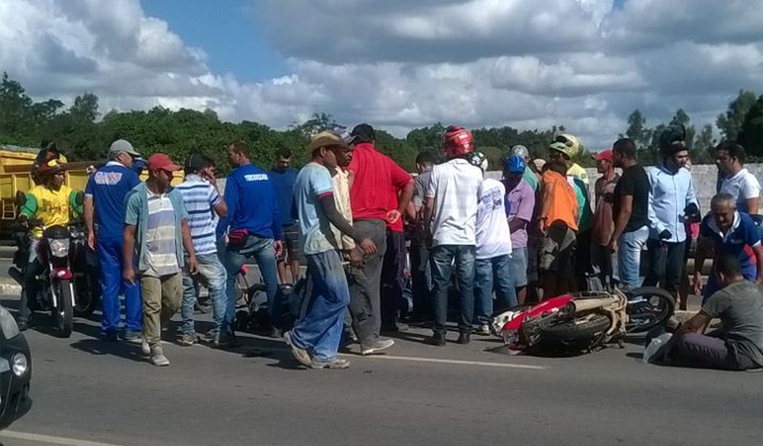 Colisão entre motos deixa feridos na AL-220, em Arapiraca