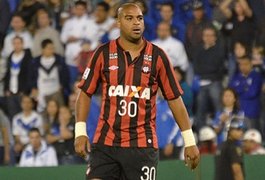 Apos dua faltas, Atlético-PR dispensa Adriano