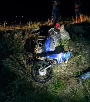 Idoso morre após cair com moto em ribanceira na AL 220, em Limoeiro de Anadia