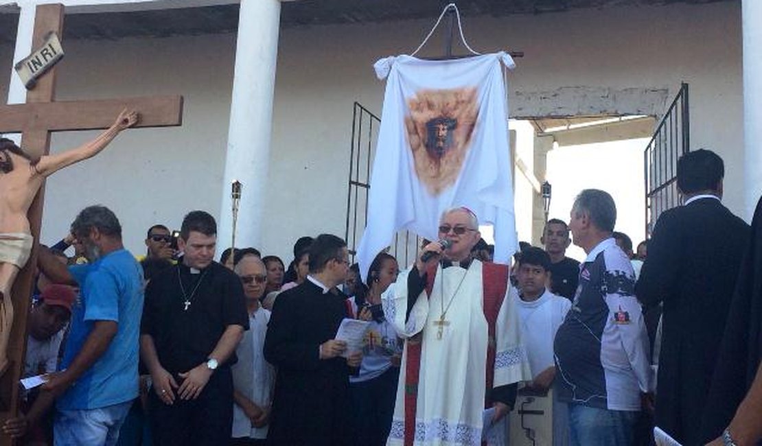 Vídeo. Milhares de fiéis participam da tradicional procissão no Morro Santo da Massaranduba