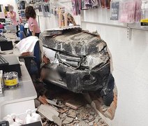 Motorista fica nervosa no volante e invade loja com carro em Maceió