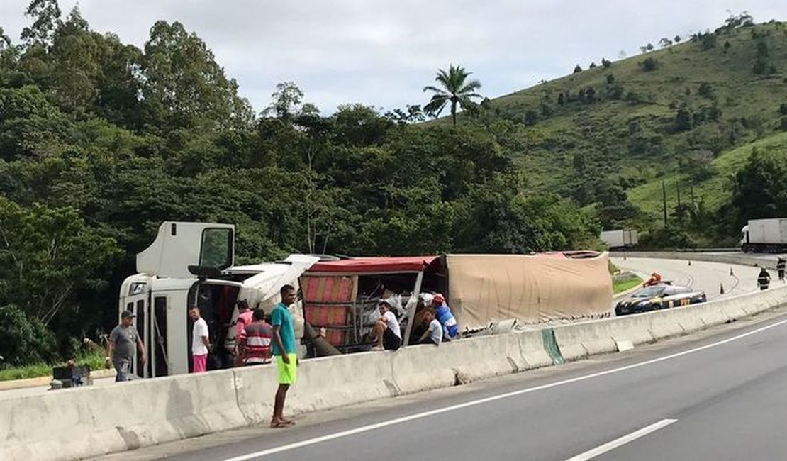 Carreta tomba e condutor fica preso às ferragens na BR-101, em Flexeiras