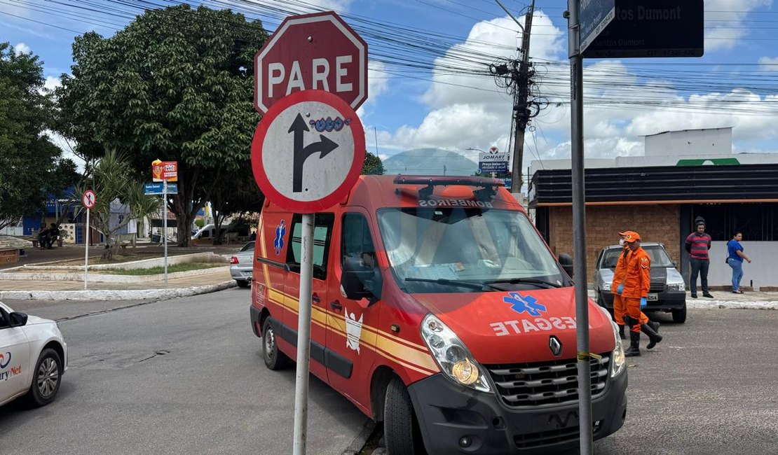 Colisão em cruzamento envolve dois carros e deixa mulher ferida em Arapiraca