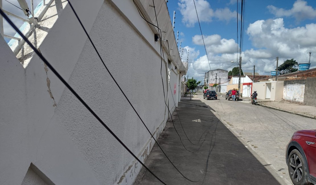 Caminhão baú 'arranca' fios de internet ao passar por rua no Alto do Cruzeiro