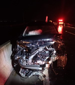 Motorista fica ferido após colisão em mureta na AL-220, em Arapiraca