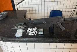 Após denúncia anônima, jovem é preso com simulacro de fuzil e cocaína em São Miguel dos Campos