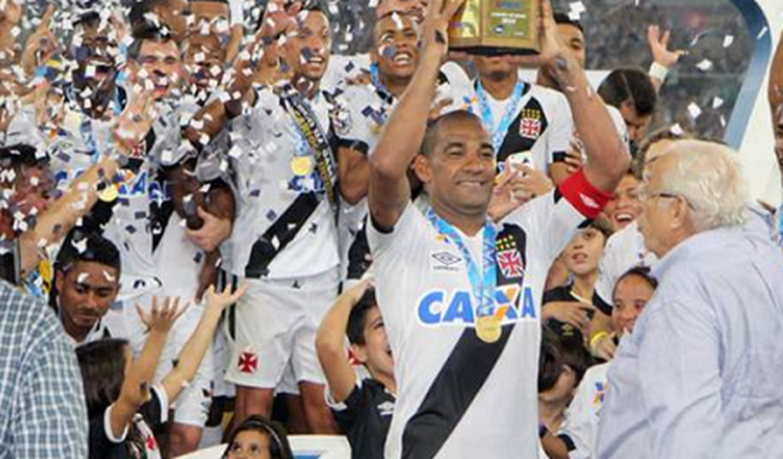 POLÊMICO! Jogador do Vasco é pego em hotel com a mulher do melhor amigo