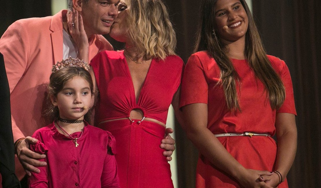 Flávia Alessandra conta que se diverte com Otaviano Costa ao ver cenas picantes de sua nova personagem