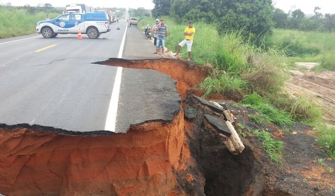 Crateras causadas por chuvas interditam trecho da BR-020 na Bahia