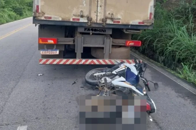 Motociclista colide contra traseira de caminhão e fica ferida na Serra das Espias