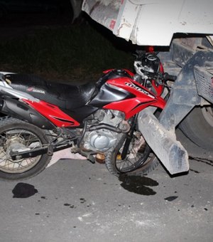 Homem morre ao colidir motocicleta na traseira de caçamba, em São Miguel dos Campos