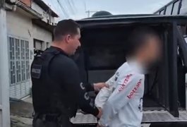Operação 'Morro do Alemão' cumpre 51 mandados contra integrantes do Comando Vermelho, incluindo influenciador alagoano pré-candidato a deputado