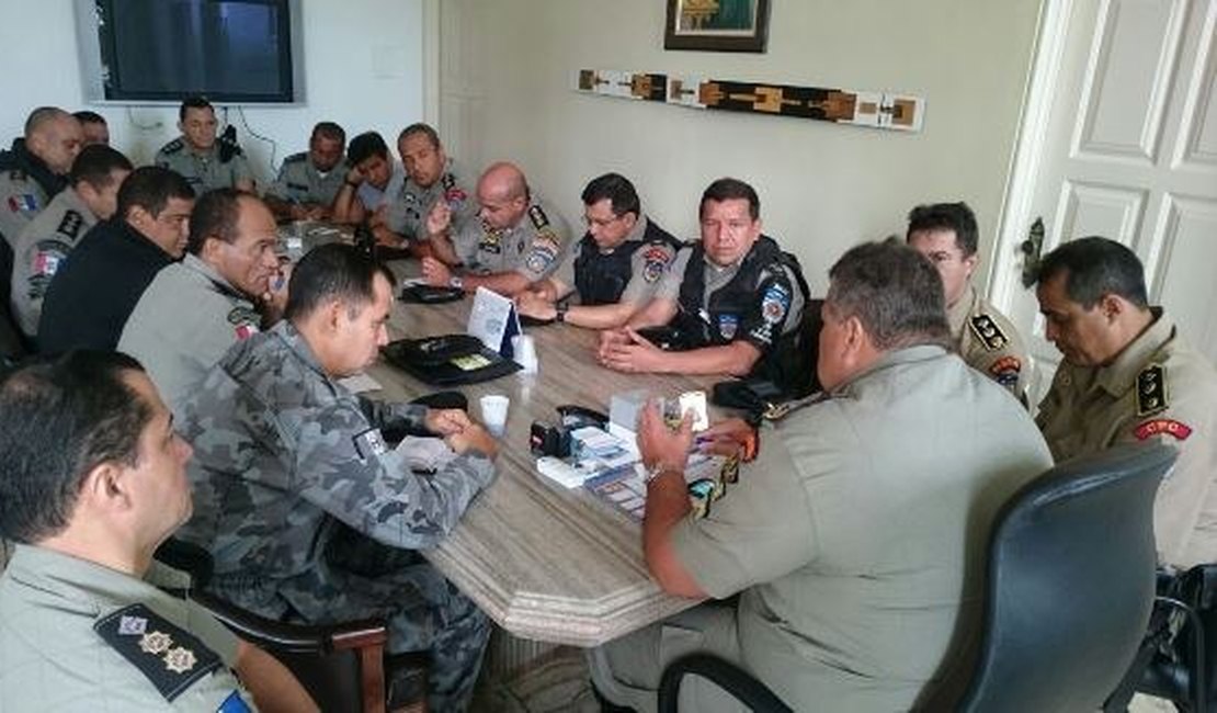 Lima júnior reúne comandantes e determina reforço no policiamento
